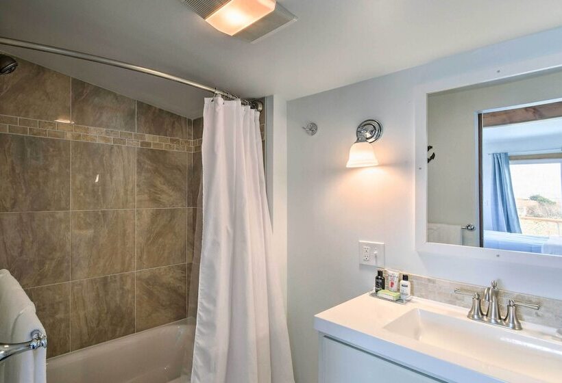 Coastal Retreat: Deck, Ocean Views + Walk To Beach