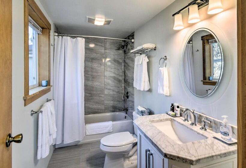 Coastal Retreat: Deck, Ocean Views + Walk To Beach