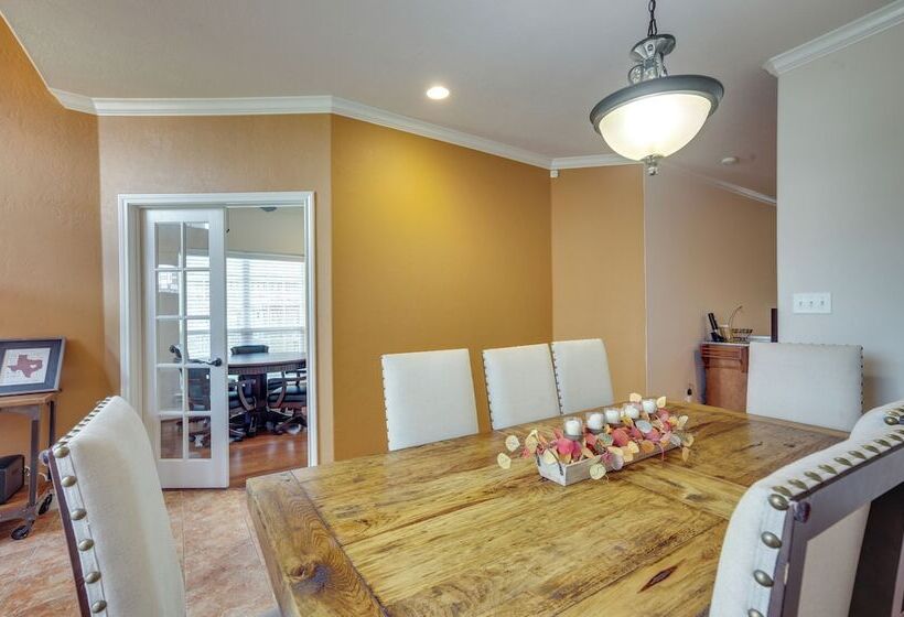 College Station Family Home: 3 Mi To Texas A&m!