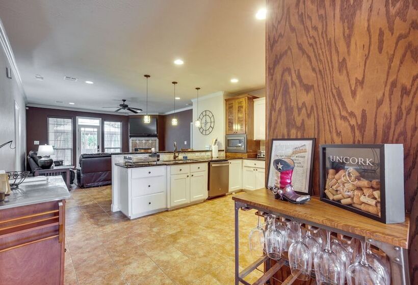 College Station Family Home: 3 Mi To Texas A&m!