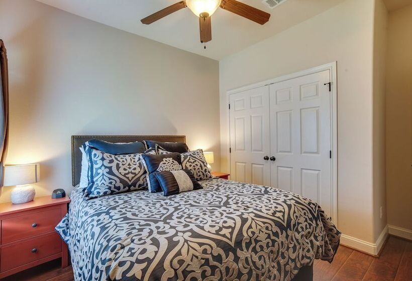 College Station Family Home: 3 Mi To Texas A&m!