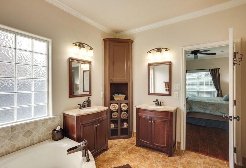 College Station Family Home: 3 Mi To Texas A&m!