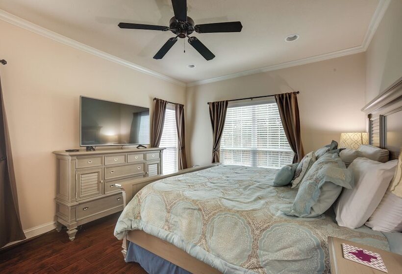 College Station Family Home: 3 Mi To Texas A&m!