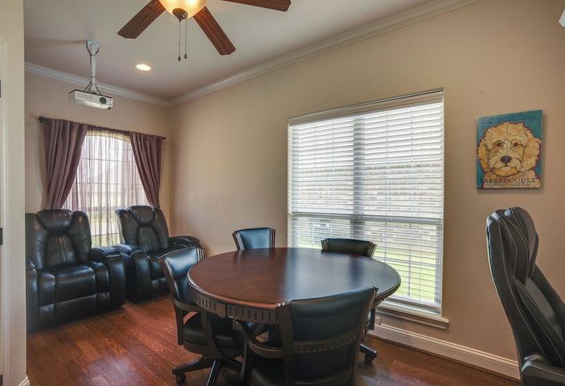 College Station Family Home: 3 Mi To Texas A&m!