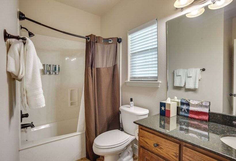 College Station Family Home: 3 Mi To Texas A&m!