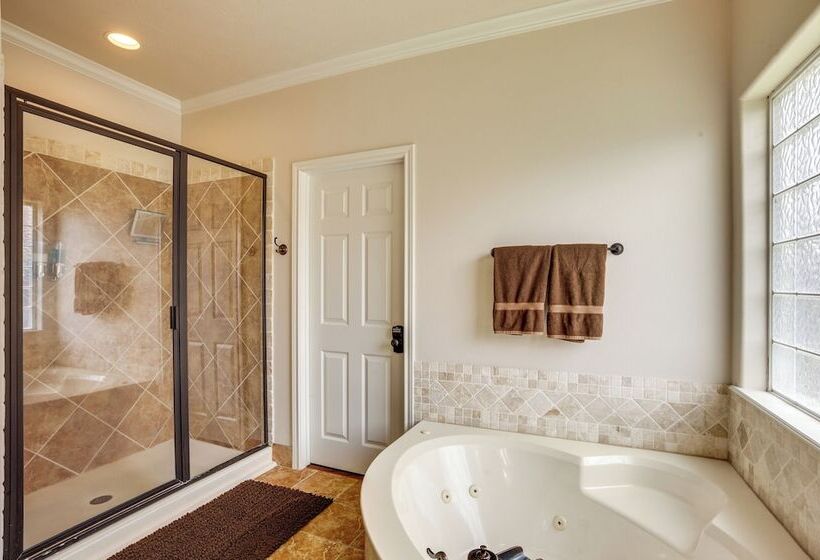 College Station Family Home: 3 Mi To Texas A&m!