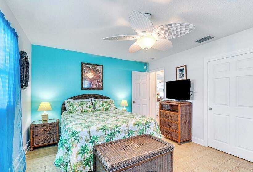 Colorful Canalfront Home   Boat Dock, Deck, Kayaks