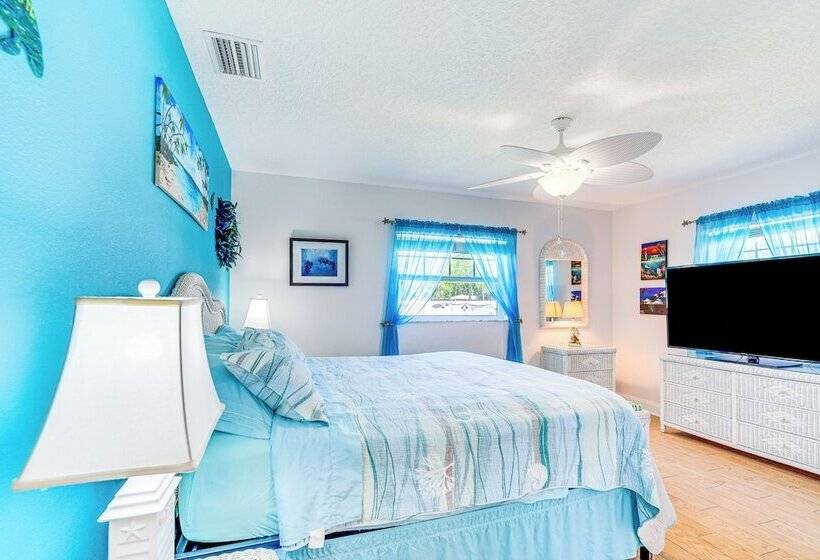 Colorful Canalfront Home   Boat Dock, Deck, Kayaks