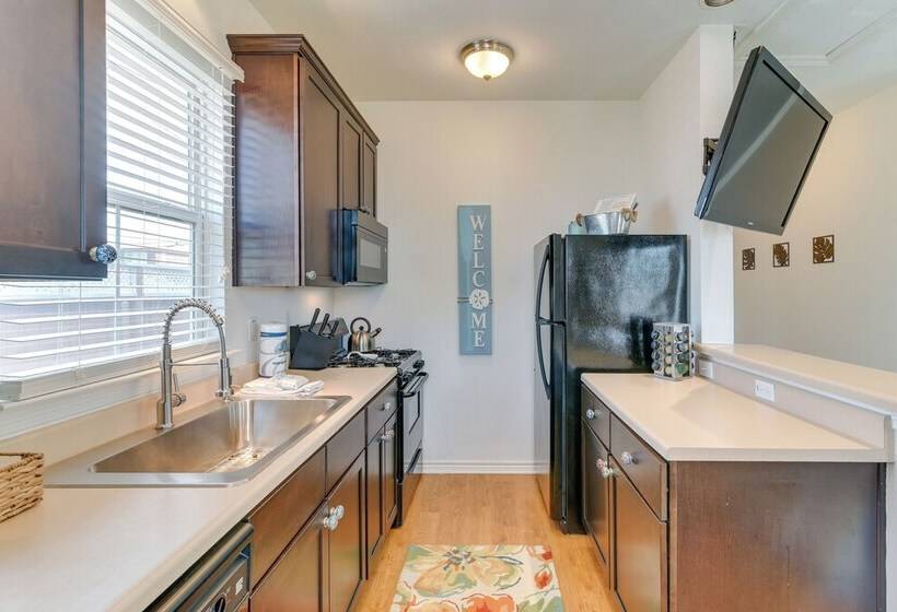 Walk To Beach: Colorful Home W/ Patio In Galveston