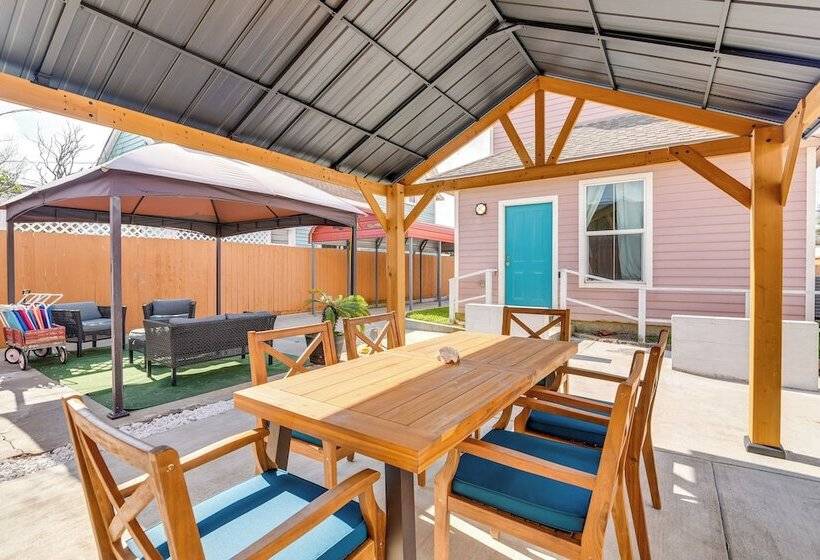 Walk To Beach: Colorful Home W/ Patio In Galveston