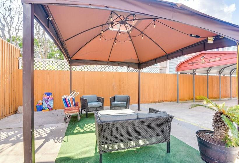 Walk To Beach: Colorful Home W/ Patio In Galveston
