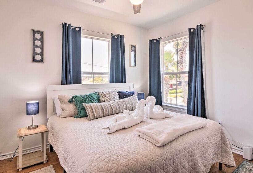 Walk To Beach: Colorful Home W/ Patio In Galveston