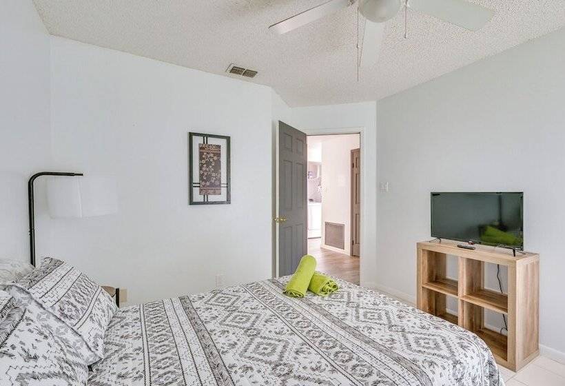 Contemporary Lutz Home: Private Pool, Pet Friendly