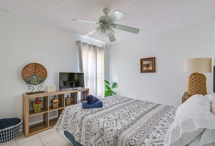 Contemporary Lutz Home: Private Pool, Pet Friendly