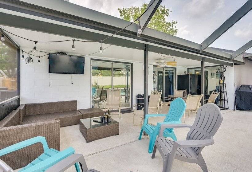 Contemporary Lutz Home: Private Pool, Pet Friendly