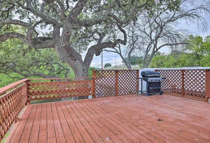 Convenient Canyon Lake Home W/ Deck & Grill!