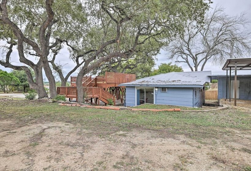 Convenient Canyon Lake Home W/ Deck & Grill!