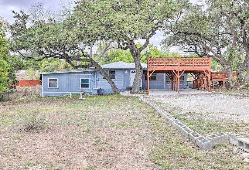 Convenient Canyon Lake Home W/ Deck & Grill!