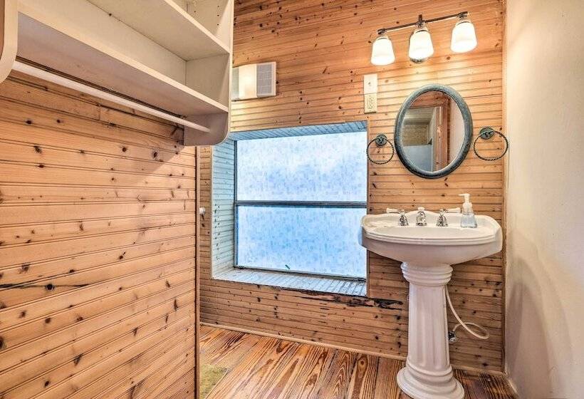 Convenient Canyon Lake Home W/ Deck & Grill!