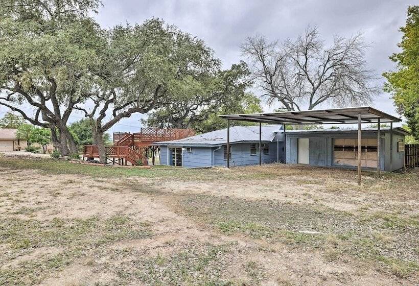 Convenient Canyon Lake Home W/ Deck & Grill!