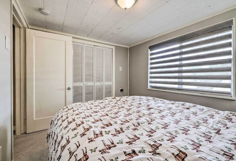 Convenient Canyon Lake Home W/ Deck & Grill!