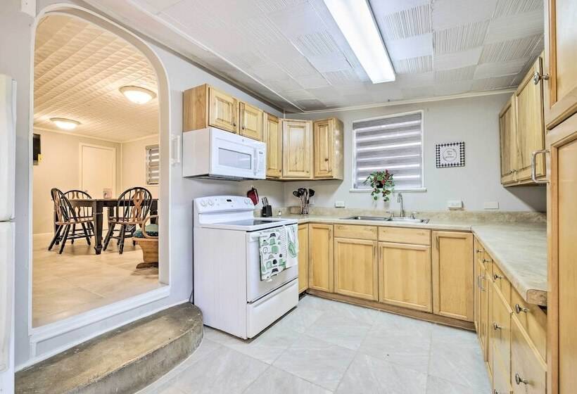 Convenient Canyon Lake Home W/ Deck & Grill!