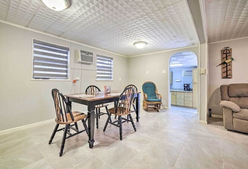 Convenient Canyon Lake Home W/ Deck & Grill!