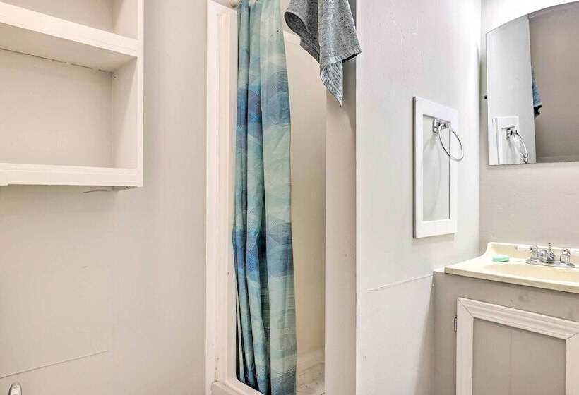 Convenient Canyon Lake Home W/ Deck & Grill!