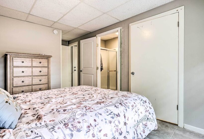 Convenient Canyon Lake Home W/ Deck & Grill!