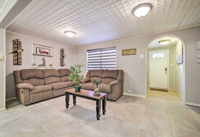 Convenient Canyon Lake Home W/ Deck & Grill!