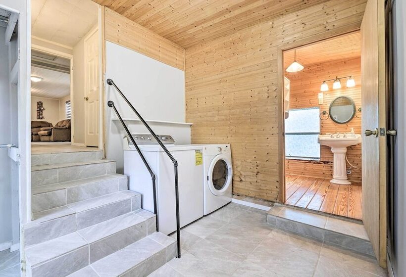 Convenient Canyon Lake Home W/ Deck & Grill!