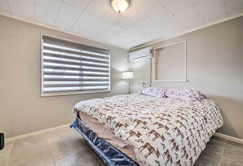 Convenient Canyon Lake Home W/ Deck & Grill!