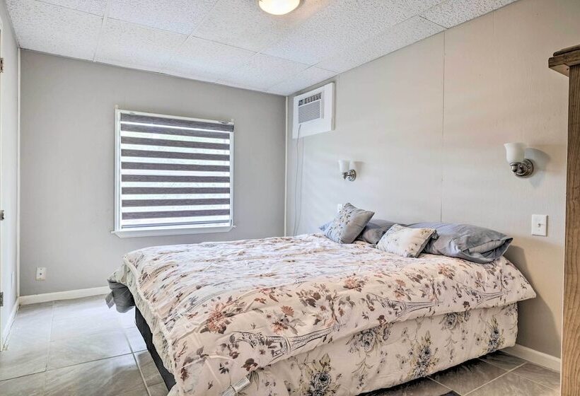 Convenient Canyon Lake Home W/ Deck & Grill!