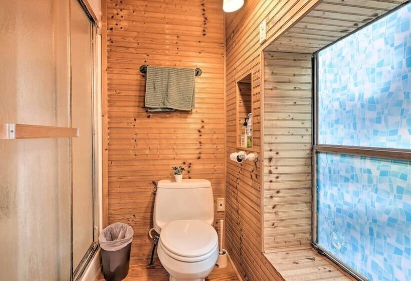 Convenient Canyon Lake Home W/ Deck & Grill!