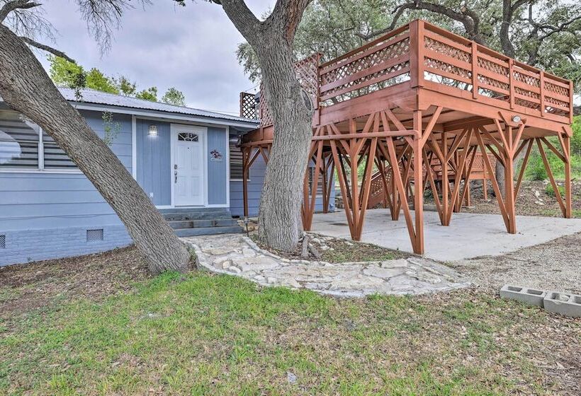 Convenient Canyon Lake Home W/ Deck & Grill!