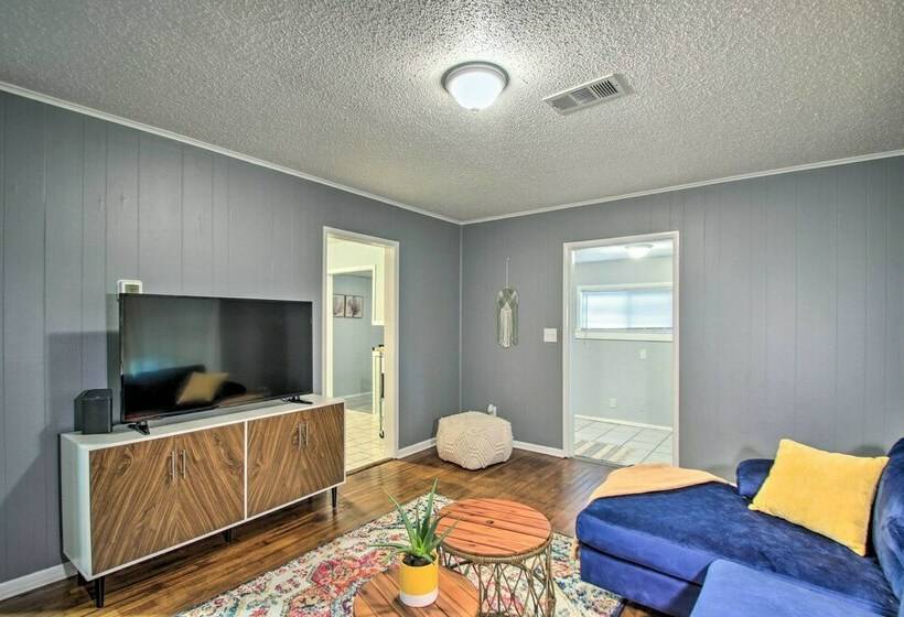 Convenient Pensacola Home W/ Deck & Fire Pit!