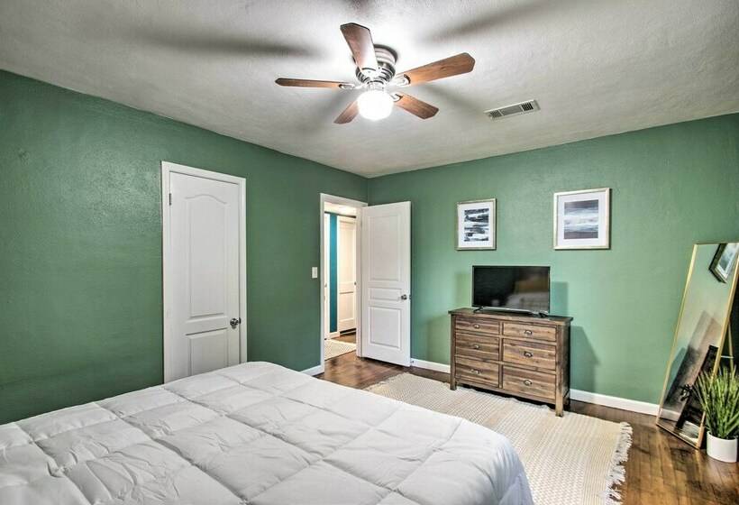 Convenient Pensacola Home W/ Deck & Fire Pit!