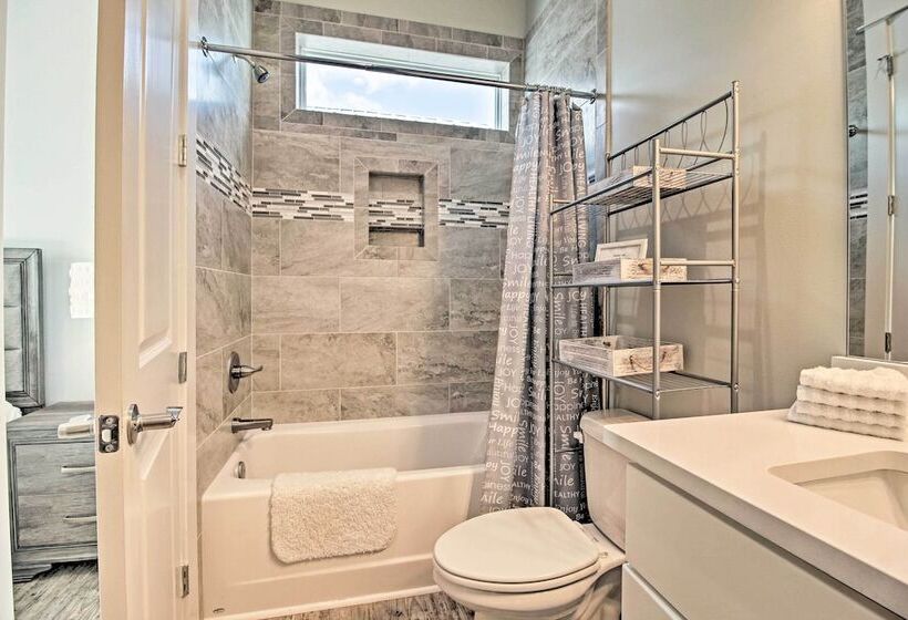 Gulf Shores Home W/ Shared Pool, 2 Blocks To Beach