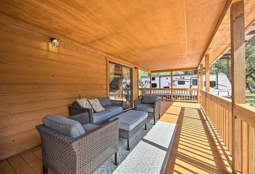 Couples Cabin W/ Luxury Deck, 1 Mi To Canyon Lake!