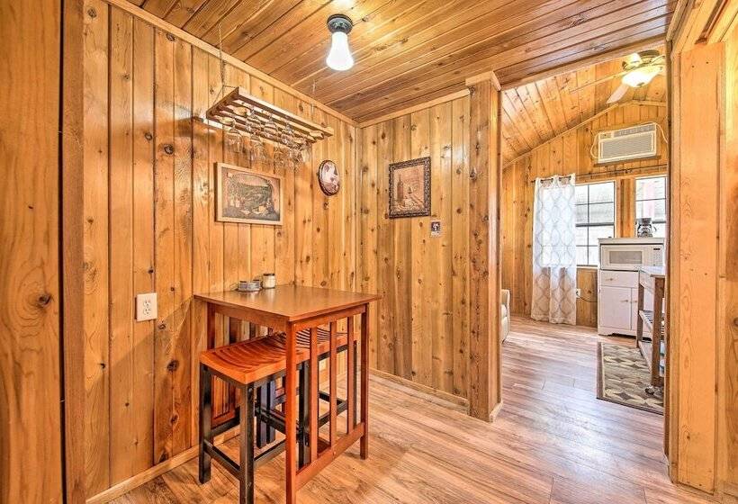 Couples Cabin W/ Luxury Deck, 1 Mi To Canyon Lake!