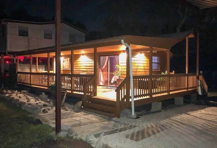 Couples Cabin W/ Luxury Deck, 1 Mi To Canyon Lake!