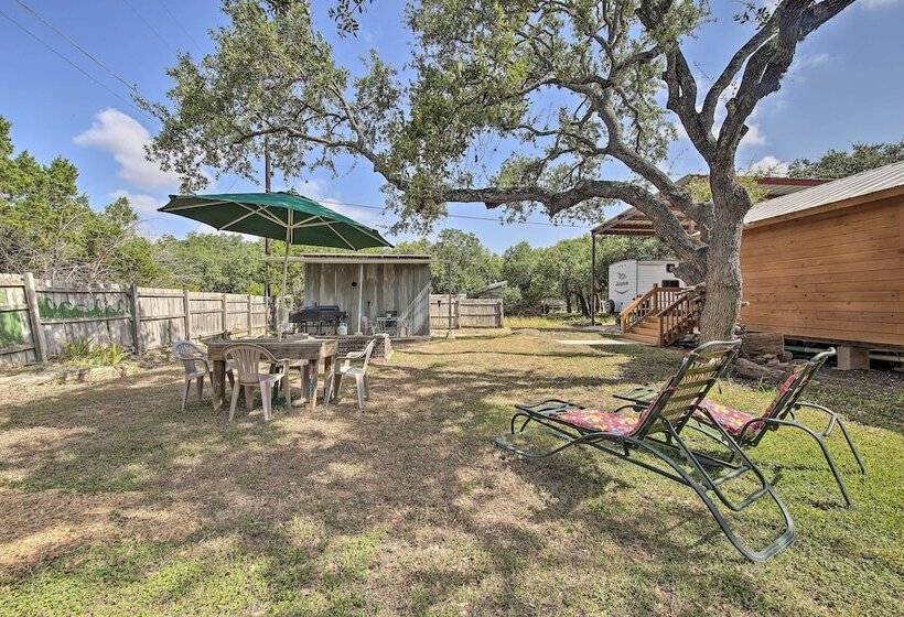 Couples Cabin W/ Luxury Deck, 1 Mi To Canyon Lake!