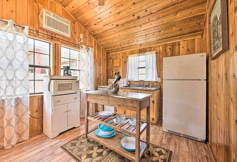 Couples Cabin W/ Luxury Deck, 1 Mi To Canyon Lake!