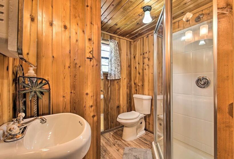 Couples Cabin W/ Luxury Deck, 1 Mi To Canyon Lake!