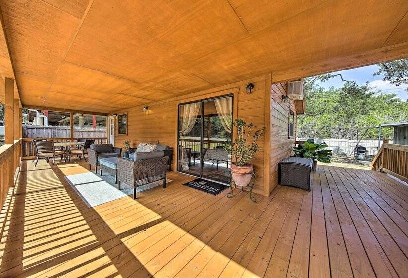 Couples Cabin W/ Luxury Deck, 1 Mi To Canyon Lake!