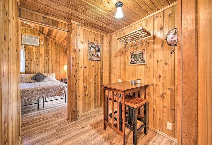 Couples Cabin W/ Luxury Deck, 1 Mi To Canyon Lake!