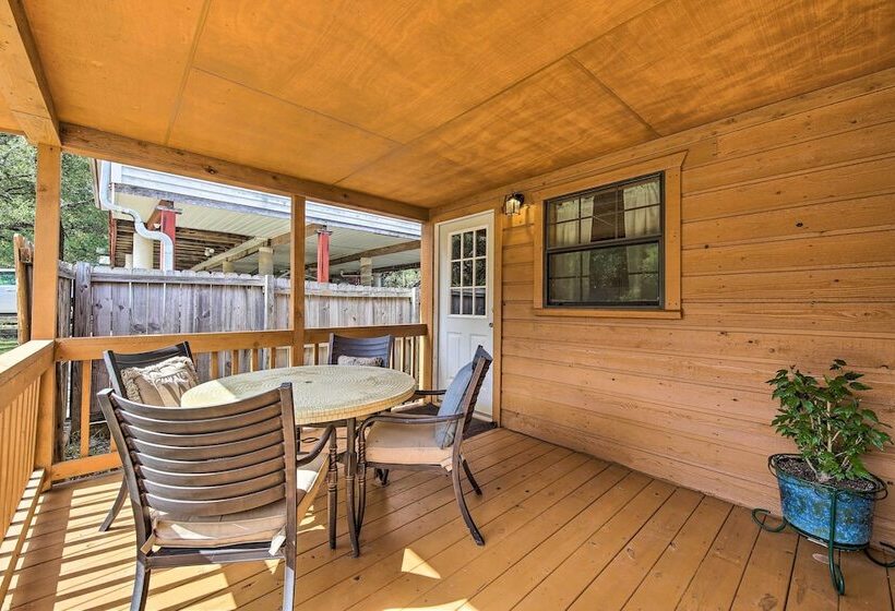 Couples Cabin W/ Luxury Deck, 1 Mi To Canyon Lake!