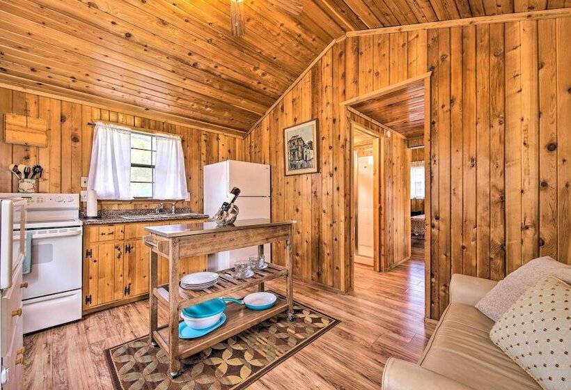 Couples Cabin W/ Luxury Deck, 1 Mi To Canyon Lake!