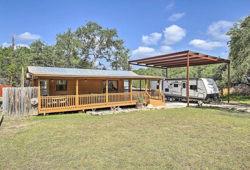 Couples Cabin W/ Luxury Deck, 1 Mi To Canyon Lake!
