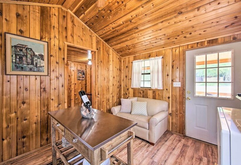Couples Cabin W/ Luxury Deck, 1 Mi To Canyon Lake!